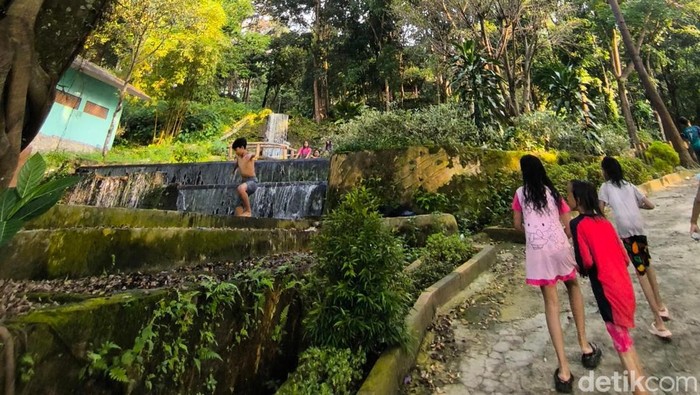 Anak-anak sedang bermain air di kolam Curug Telaga Pancar Cikajayaan Kuningan