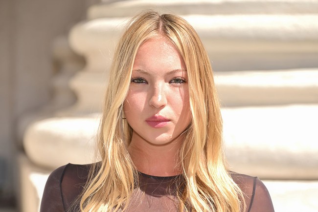 Lila yang sudah beberapakali jadi model sampul Vogue itu memilih riasan minimalis dan tatanan rambut simple, di mana rambut pirangnya dibelah tengah. Foto: Getty Image/Dominique Charriau