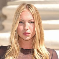 Lila yang sudah beberapakali jadi model sampul Vogue itu memilih riasan minimalis dan tatanan rambut simple, di mana rambut pirangnya dibelah tengah. Foto: Getty Image/Dominique Charriau