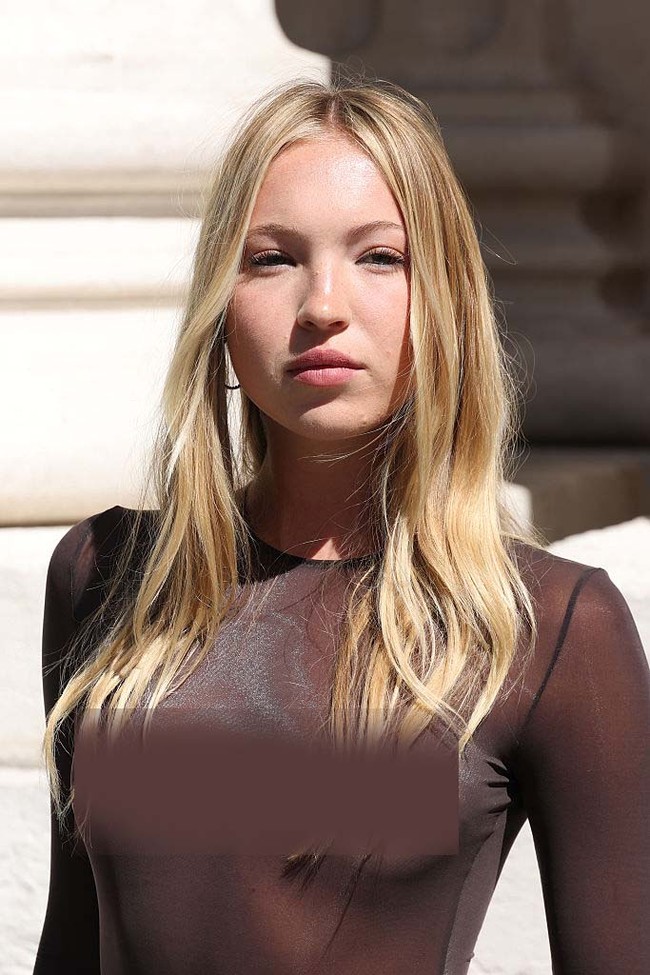 Lila Moss merupakan putri Kate Moss dengan editor majalah, Jefferson Hack. Lila yang saat ini berusia 22 tahun kerap dijuluki nepo baby karena kini terjun ke dunia modelling seperti ibunya. Foto: Pascal Le Segretain/Getty Image
