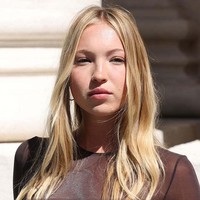 Lila Moss merupakan putri Kate Moss dengan editor majalah, Jefferson Hack. Lila yang saat ini berusia 22 tahun kerap dijuluki nepo baby karena kini terjun ke dunia modelling seperti ibunya. Foto: Pascal Le Segretain/Getty Image