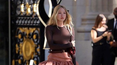 5 Gaya Lila Moss, Anak Kate Moss Pakai Baju Transparan di Pekan Mode Paris