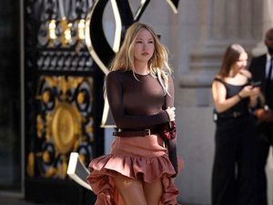5 Gaya Lila Moss, Anak Kate Moss Pakai Baju Transparan di Pekan Mode Paris