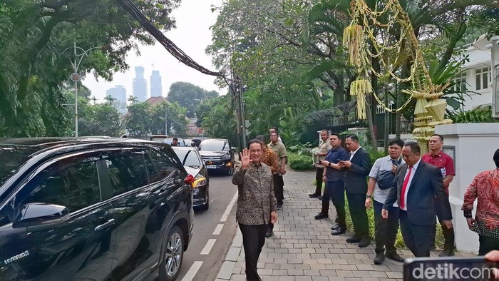 Anies Baswedan menghadiri pernikahan putri Pramono Anung.