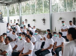 Donor darah Sensatia yang bekerja sama dengan Palang Merah Indonesia (PMI) Karangasem itu dilakukan untuk memperingati Hari Donor Darah Sedunia. Tingginya antusiasme peserta terlihat dari kehadiran warga yang memadati lokasi sejak pagi hari. Kegiatan ini berhasil mengumpulkan 116 kantong darah dengan partisipasi 130 peserta yang terdiri dari karyawan dan warga sekitar. (Dok. Sensatia)