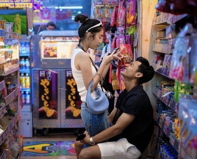 Namun belakangan hubungan rumah tangga wanita yang akrab disapa Zize dan Arhan memang sempat dikabarkan retak. Zize sempat digosipkan selingkuh hingga main padel bersama mantan kekasih. Namun pihak Zize sudah membantah gosip tersebut. Foto: Instagram/pratamaarhan8 & Instagram/azizahsalsha_