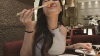 Azizah Salsha bisa dibilang foodies yang hobi makan. Menyantap sashimi membuat ia tersenyum lebar. Foto: Instagram/pratamaarhan8 & Instagram/azizahsalsha_