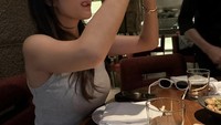 Setiap kali makan, Zize tak perna lupa mengabadikan makanannya. Tak boleh ada yang menyentuh makanan sebelum ia selesai foto-foto. Foto: Instagram/pratamaarhan8 & Instagram/azizahsalsha_