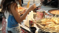 Melipir untuk memilih oden puas dilakukan Zize sambil mengisi waktu luang. Ia lebih senang menikmati oden yang masih hangat langsung dari wajan perebus. Foto: Instagram/pratamaarhan8 & Instagram/azizahsalsha_