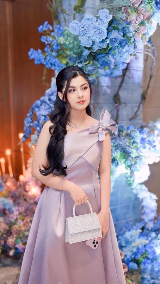 Melalui akun Instagram pribadinya Nisya Ahmad membagikan momen kelulusan putrinya, Atqia dari bangku SMP. Kini sudah beranjak remaja, penampilan Atqia curi atensi. Foto: Instagram/@nissyaa