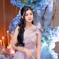 Melalui akun Instagram pribadinya Nisya Ahmad membagikan momen kelulusan putrinya, Atqia dari bangku SMP. Kini sudah beranjak remaja, penampilan Atqia curi atensi. Foto: Instagram/@nissyaa