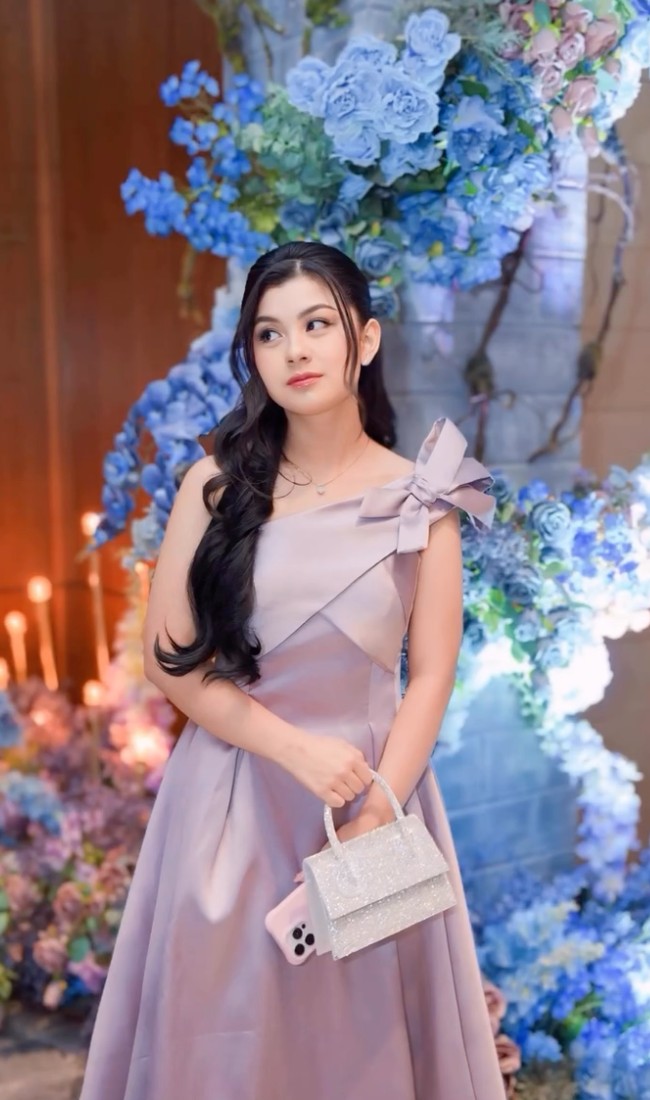 Di acara prom night sekolahnya Atqia terlihat cantik mengenakan gaun one shoulder berwarna ungu muda. Melengkapi penampilannya, Atqia menenteng tas kecil berwarna silver. Foto: Instagram/@nissyaa