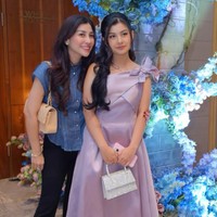 Kini sudah berusia 15 tahun, kecantikan Atqia saingi sang mama. Ditambah dengan pulasan makeup natural, pesona Atqia jadi semakin terpancar. Foto: Instagram/@nissyaa
