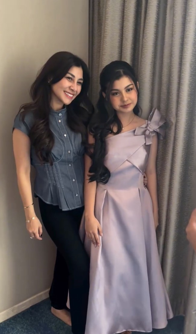 Atqia sendiri diketahui merupakan putri sulung dari Nisya Ahmad dan Andika Rosadi yang lahir pada 27 November 2009. Kini sang anak sudah tumbuh semakin besar, Nisya mengaku ikut terharu. Bunda terharu anak bunda udah gadis amat. nemenin anak gadis ke prom night nii. Have fun sayangku, tulis Nisya dalam unggahannya. Foto: Instagram/@nissyaa
