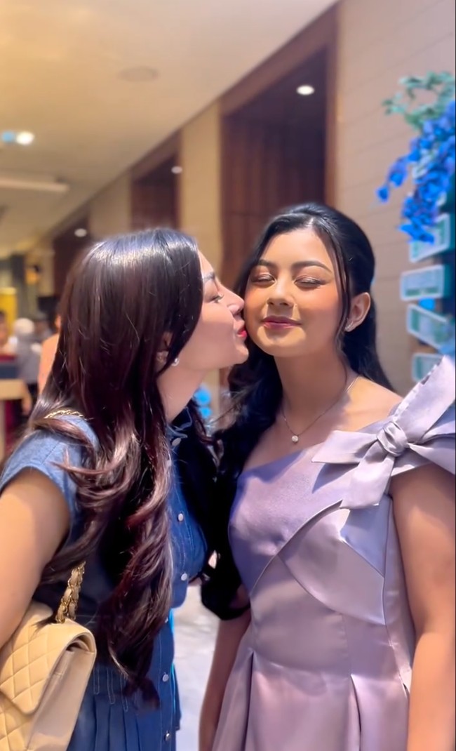 Penampilan Atqia di acara prom night sekolahnya tampak begitu menawan karena turut dibantu oleh Wanda Hara dan Marlene Hariman sebagai stylist. Sementara untuk gaunnya sendiri dirancang oleh Renzi Lazuardi. Foto: Instagram/@nissyaa