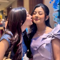 Penampilan Atqia di acara prom night sekolahnya tampak begitu menawan karena turut dibantu oleh Wanda Hara dan Marlene Hariman sebagai stylist. Sementara untuk gaunnya sendiri dirancang oleh Renzi Lazuardi. Foto: Instagram/@nissyaa