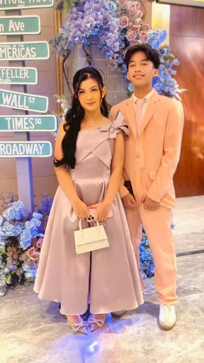 Tampil dengan rambut panjang yang di-curly dan diikat setengah, Atqia bak princess. Kecantikannya pun turut banjir pujian dari para netizen. Foto: Instagram/@nissyaa