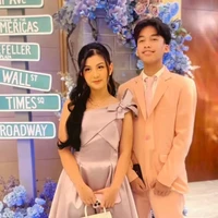 Tampil dengan rambut panjang yang di-curly dan diikat setengah, Atqia bak princess. Kecantikannya pun turut banjir pujian dari para netizen. Foto: Instagram/@nissyaa