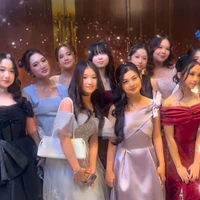 Potret Atqia bersama teman-temannya di sekolah Cikal. Tak sedikit yang menyebut kecantikan Atqia mirip dengan Nisya saat muda. Foto: Instagram/@nissyaa