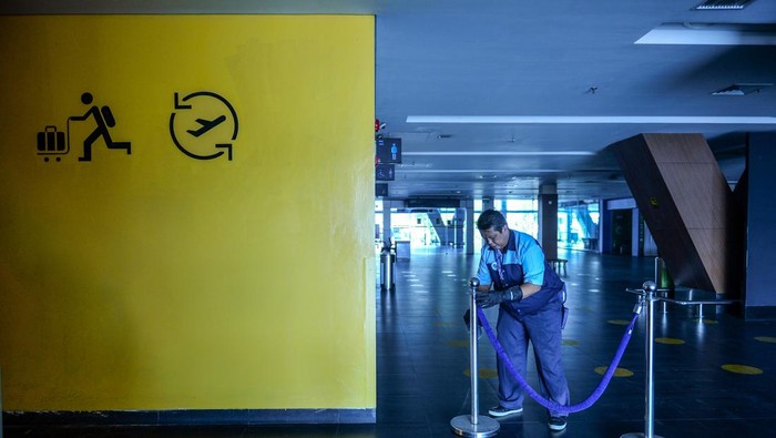 Petugas membersihkan kaca di ruang tunggu Bandara Husein Sastranegara, Bandung, Jawa Barat, Rabu (25/6/2025). Wali Kota Bandung Muhammad Farhan berkoordinasi dengan pemerintah pusat melalui Kementerian Perhubungan agar membuka kembali Bandara Husein Sastranegara karena dinilai keberadaan bandara tersebut sangat vital bagi pemulihan ekonomi dan pariwisata Kota Bandung. ANTARA FOTO/Raisan Al Farisi