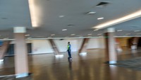 Petugas melakukan patroli di ruang tunggu Bandara Husein Sastranegara, Bandung, Jawa Barat, Rabu (25/6/2025). ANTARA FOTO/Raisan Al Farisi