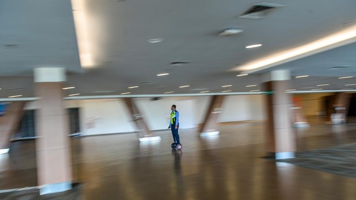 Bandara Husein Mau Dibuka Lagi, Pemkot Bandung Gerak Cepat Petugas membersihkan kaca di ruang tunggu Bandara Husein Sastranegara, Bandung, Jawa Barat, Rabu (25/6/2025). Wali Kota Bandung Muhammad Farhan berkoordinasi dengan pemerintah pusat melalui Kementerian Perhubungan agar membuka kembali Bandara Husein Sastranegara karena dinilai keberadaan bandara tersebut sangat vital bagi pemulihan ekonomi dan pariwisata Kota Bandung. ANTARA FOTO/Raisan Al Farisi