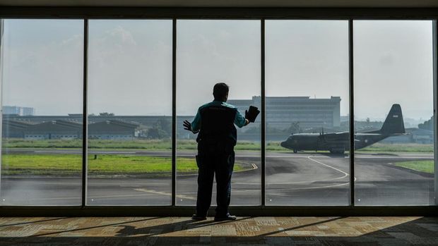 Petugas membersihkan kaca di ruang tunggu Bandara Husein Sastranegara, Bandung, Jawa Barat, Rabu (25/6/2025). Wali Kota Bandung Muhammad Farhan berkoordinasi dengan pemerintah pusat melalui Kementerian Perhubungan agar membuka kembali Bandara Husein Sastranegara karena dinilai keberadaan bandara tersebut sangat vital bagi pemulihan ekonomi dan pariwisata Kota Bandung. ANTARA FOTO/Raisan Al Farisi