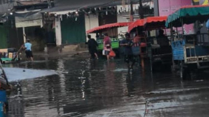 Banjir rob di Jalan Dermaga Ujung Muara Angke, Kelurahan Pluit, Kecamatan, Penjaringan Kota Jakarta Utara sudah mulai surut pada Rabu (25/6) pagi. ANTARA/HO-BPBD DKI Jakarta
