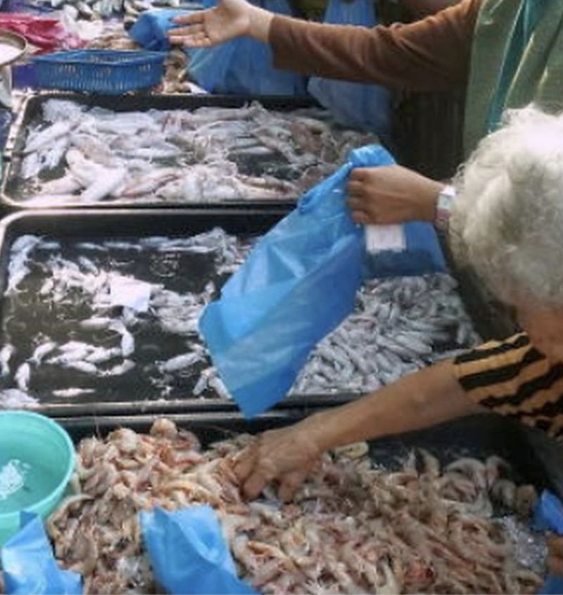 Beli Ikan Sisa di Pasar, Wanita Ini Disindir Miskin