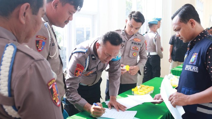 Bidpropam Polda Jatim gelar tes urine di Polres Nganjuk