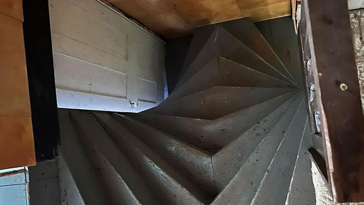 Mencekam! 6 Tangga Paling Bahaya yang Bikin Deg-degan