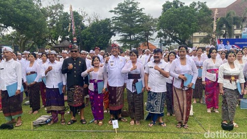 Bupati Karangasem I Gusti Putu Parwata berfoto bersama beberapa pegawai yang menerima SK PPPK di Lapangan Tanah Aron, Karangasem, Rabu (25/6/2025). (Foto: I Wayan Selamat Juniasa/detikBali)