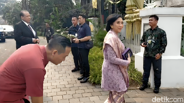 Chairman CT Corp Chairul Tanjung (CT) bersama istri, Anita Ratnasari Tanjung, menghadiri akad pernikahan putri bungsu Pramono Anung, Hanifa Fadhila Pramono. (Belia/detikcom)