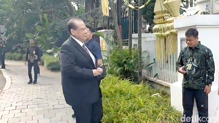 Chairman CT Corp Chairul Tanjung (CT) bersama istri, Anita Ratnasari Tanjung, menghadiri akad pernikahan putri bungsu Pramono Anung, Hanifa Fadhila Pramono. (Belia/detikcom)
