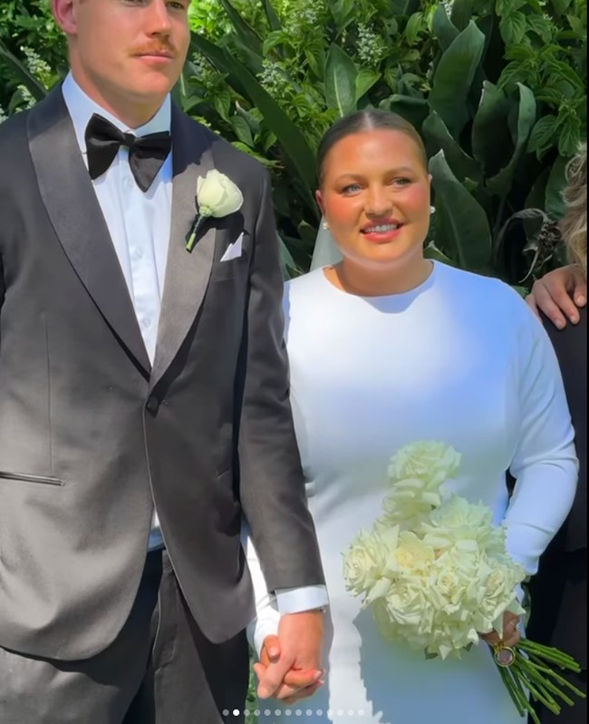 Chloe sudah menikah dengan pemain North Melbourne itu pada bulan Mei namun baru menceritakan kisah kurang menyenangkannya baru-baru ini. Dikatakan jika ia menerima komentar jahat karena bentuk tubuh. Foto: Instagram Chloe Pink