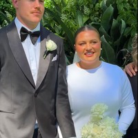 Chloe sudah menikah dengan pemain North Melbourne itu pada bulan Mei namun baru menceritakan kisah kurang menyenangkannya baru-baru ini. Dikatakan jika ia menerima komentar jahat karena bentuk tubuh. Foto: Instagram Chloe Pink