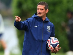 Sama dengan Sarri, gaji Cristian Chivu di Inter Milan juga 2,5 juta euro (Rp 48,2 miliar) per musim. Foto: REUTERS/Agustin Marcarian