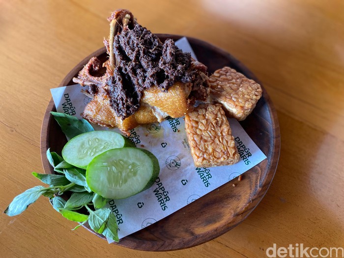 Dapur Waris: Surganya Bebek Goreng Surabaya dan Ayam ‘Gosong’ yang Unik
