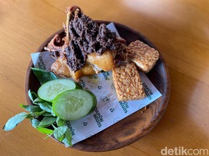 Dapur Waris: Surganya Bebek Goreng Surabaya dan Ayam Gosong yang Unik