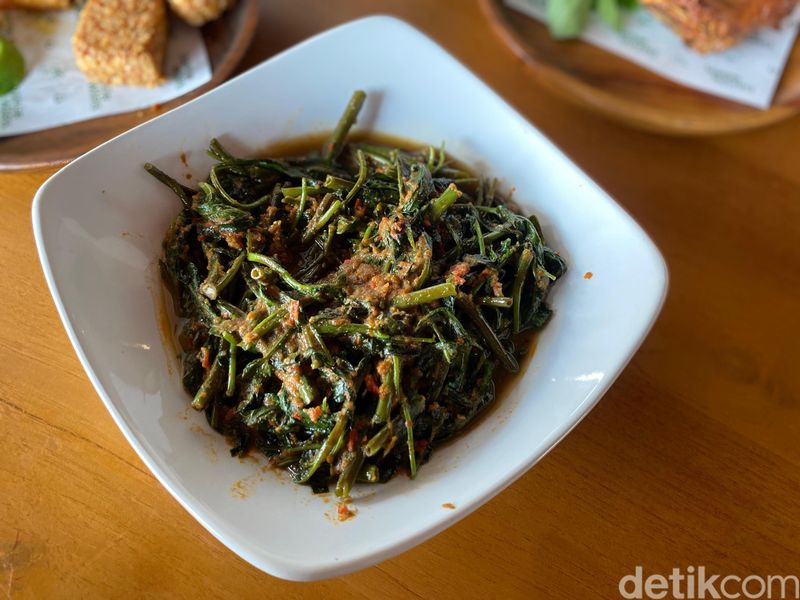 Dapur Waris: Surganya Bebek Goreng Surabaya dan Ayam 'Gosong' yang Unik