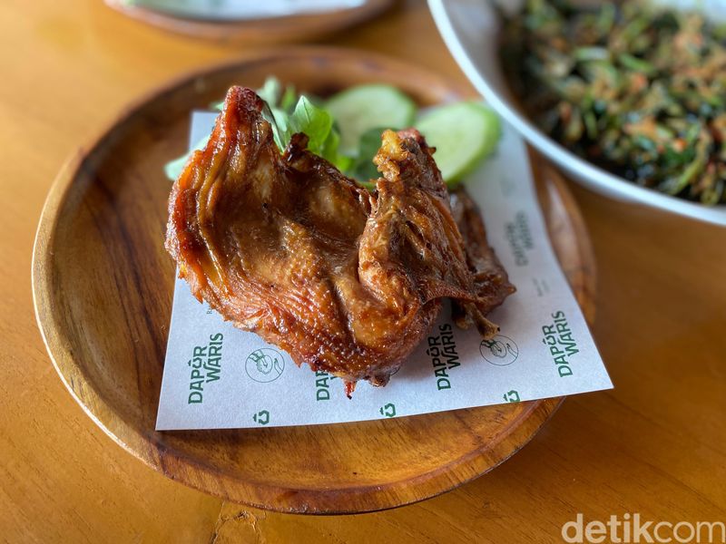 Dapur Waris: Surganya Bebek Goreng Surabaya dan Ayam 'Gosong' yang Unik