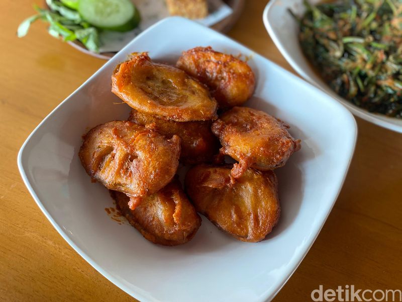 Dapur Waris: Surganya Bebek Goreng Surabaya dan Ayam 'Gosong' yang Unik