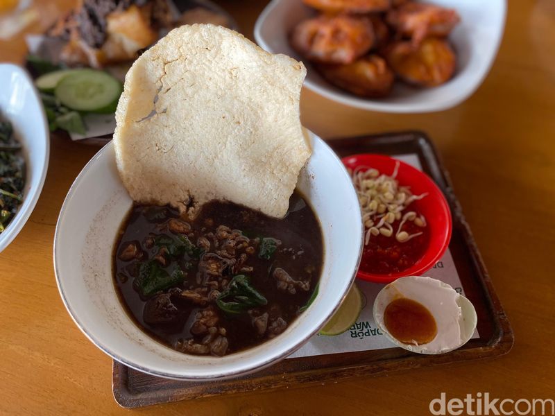 Dapur Waris: Surganya Bebek Goreng Surabaya dan Ayam 'Gosong' yang Unik