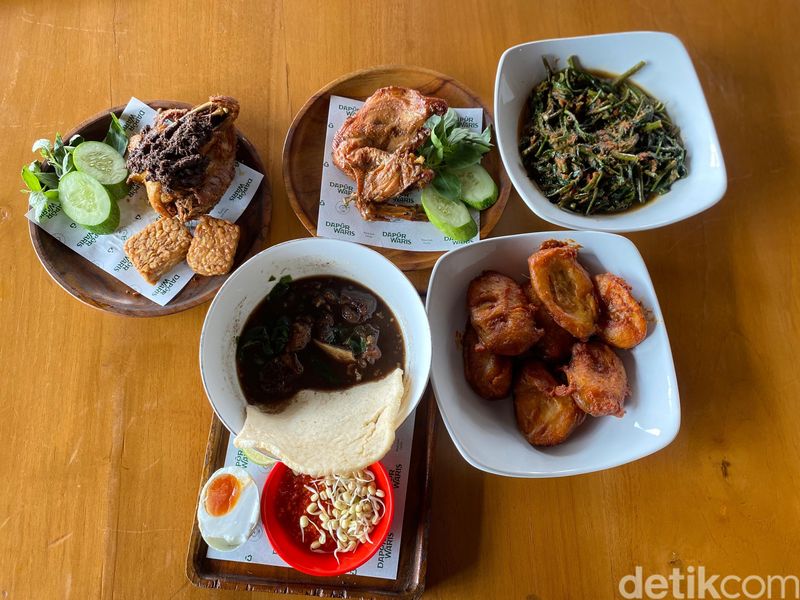 Dapur Waris: Surganya Bebek Goreng Surabaya dan Ayam 'Gosong' yang Unik