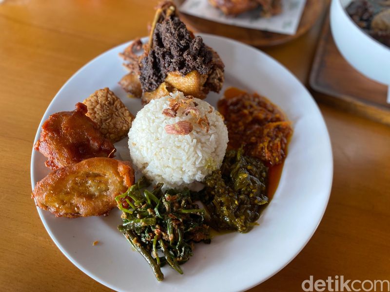 Dapur Waris: Surganya Bebek Goreng Surabaya dan Ayam 'Gosong' yang Unik