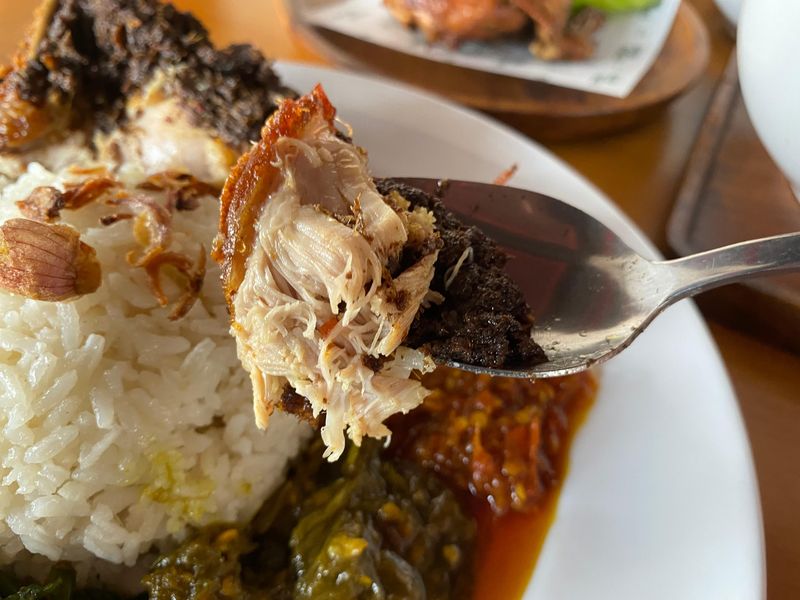 Dapur Waris: Surganya Bebek Goreng Surabaya dan Ayam 'Gosong' yang Unik