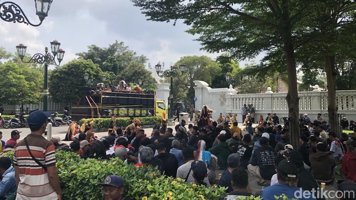 Aksi massa penambang Sungai Progo di pintu selatan Kompleks Kepatihan, Jogja Rabu (25/6/2025).