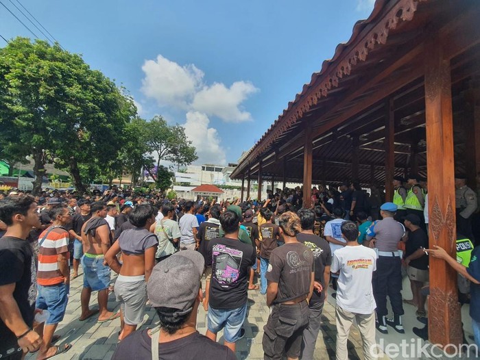 Aksi demo ratusan sopir truk di DPRD Kabupaten Gunungkidul, Rabu (25/6/2025).