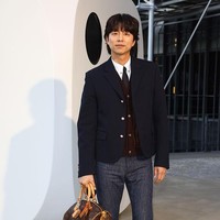 Gong Yoo telah bergabung sebagai global ambassador Louis Vuitton tahun lalu. Bintang drama Korea Trunk itu menampilkan gaya klasik di Paris Fashion Week 2025, memakai setelan kemeja putih, vest maroon, blazer navy, yang dipadukan dengan denim jeans, boots dan koleksi tas Louis Vuitton. Foto: Getty Images
