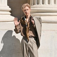 Mark GOT7 hadir di peragaan busana Saint Laurent bersama Cha Eun Woo. Bak prince charming. Idol berkewarganegaraan Amerika itu memancarkan pesonanya dalam balutan busana serasi bernuansa earth tone. Foto: Getty Images